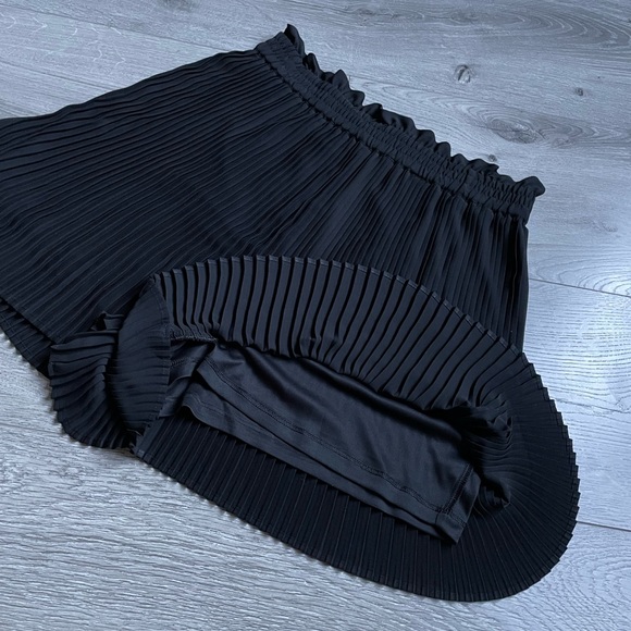 NWT - EXPRESS Black Pleated Shorts - Picture 6 of 6